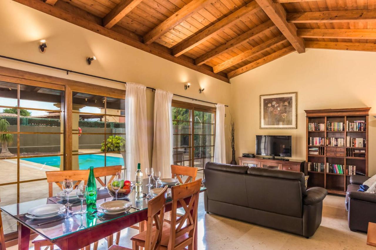 Villa Ducales By Villa Plus คอร์ราเลโฮ ภายนอก รูปภาพ