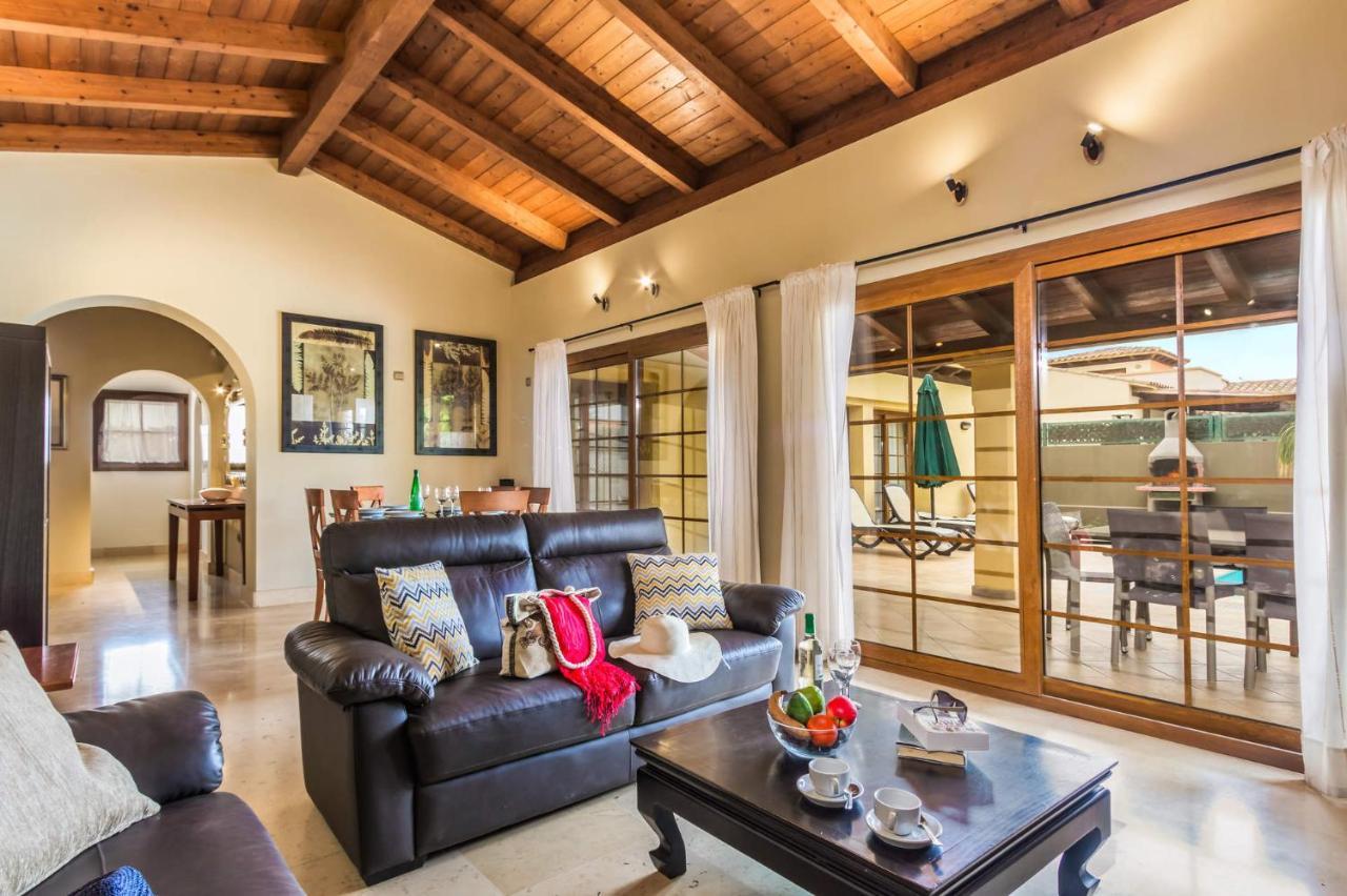 Villa Ducales By Villa Plus คอร์ราเลโฮ ภายนอก รูปภาพ